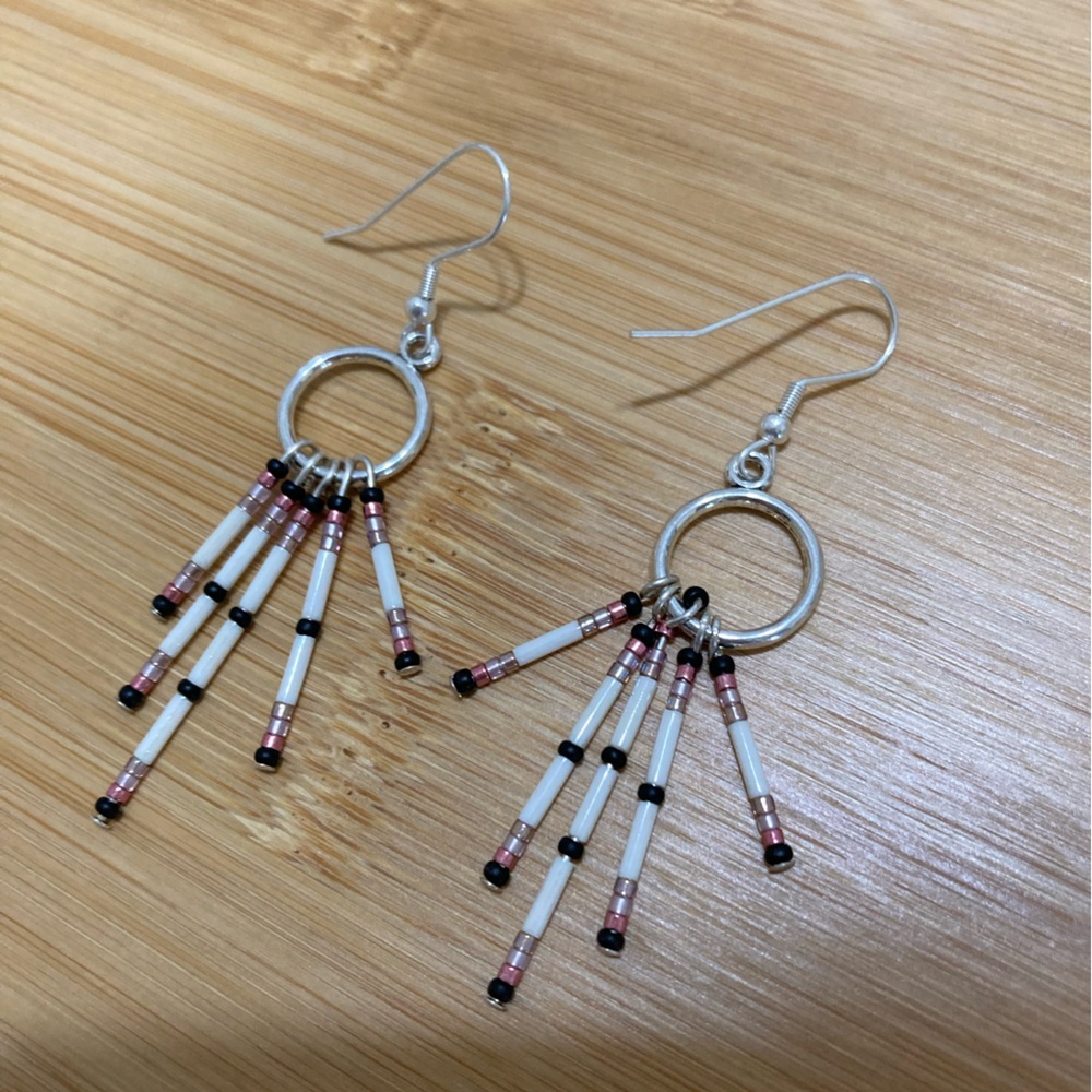 Beaded dangle earrings 🖤 - Picture 3 of 4